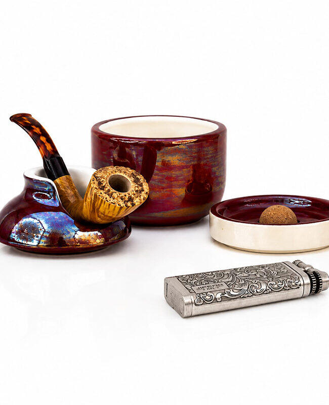 Set exclusivo Yusy Pipe Art con pipa artesanal Cornu Mellis, tabaquero vintage Denicotea y encendedor.