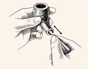 Limpiando una pipa de tabaco
