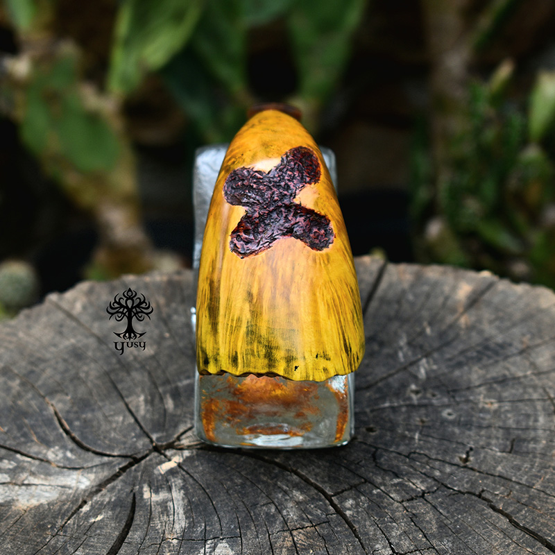 Handmade Horn pipe in natural golden briar with contrast grain and amber acrylic stem