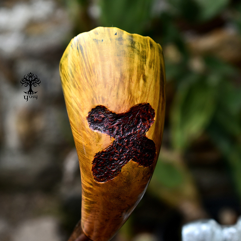 Handmade Horn pipe in natural golden briar with contrast grain and amber acrylic stem