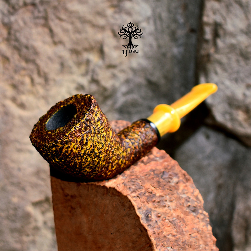 Pipa Bent Dublin de brezo artesanal con acabado rusticado efecto piel de serpiente en tonos amarillo, ocre y marrón