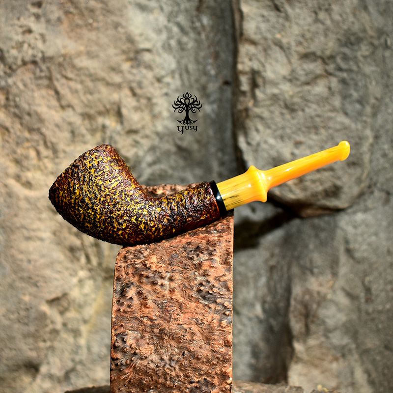 Pipa Bent Dublin de brezo artesanal con acabado rusticado efecto piel de serpiente en tonos amarillo, ocre y marrón