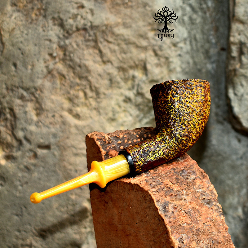 Pipa Bent Dublin de brezo artesanal con acabado rusticado efecto piel de serpiente en tonos amarillo, ocre y marrón
