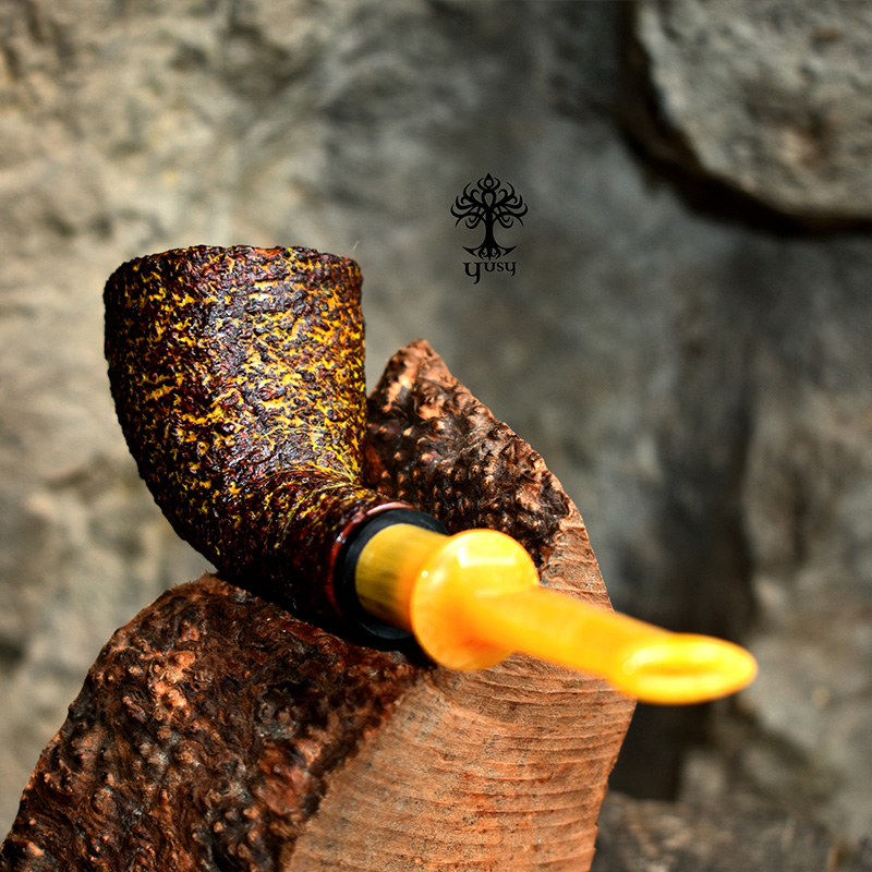 Pipa Bent Dublin de brezo artesanal con acabado rusticado efecto piel de serpiente en tonos amarillo, ocre y marrón