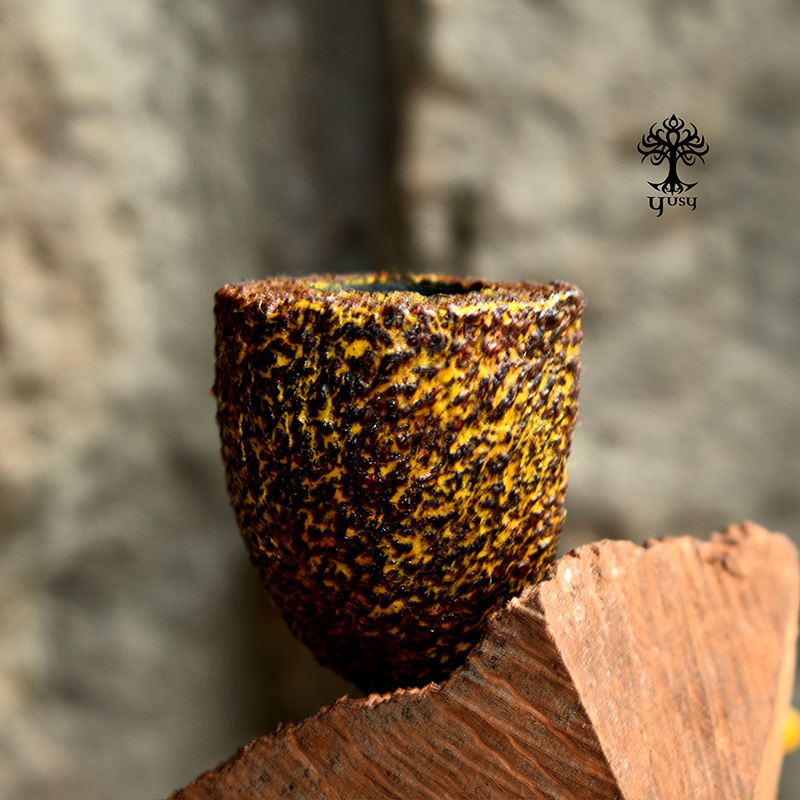 Pipa Bent Dublin de brezo artesanal con acabado rusticado efecto piel de serpiente en tonos amarillo, ocre y marrón