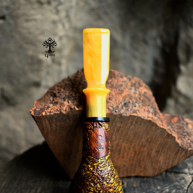 Pipa Bent Dublin de brezo artesanal con acabado rusticado efecto piel de serpiente en tonos amarillo, ocre y marrón