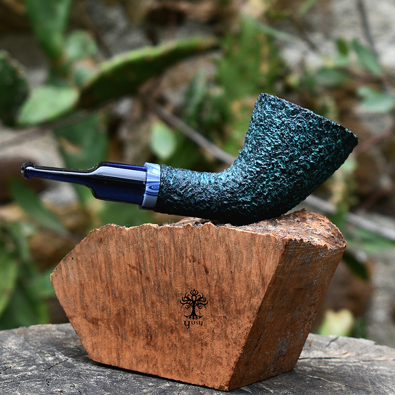 Pipa para tabaco artesanal Freehand Bent Dublin de brezo verde turquesa de Yusy Pipe Art