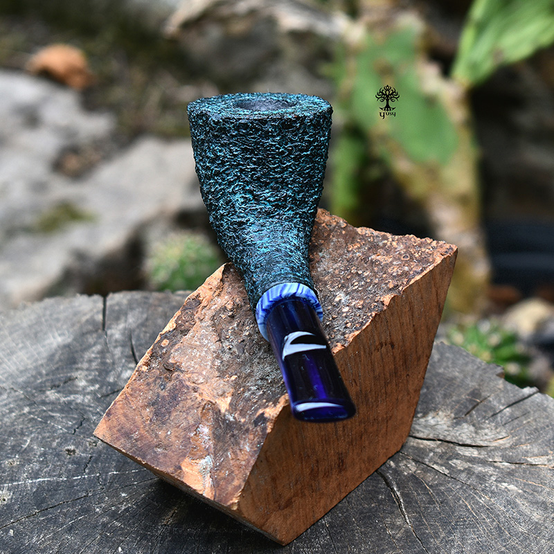 Pipa para tabaco artesanal Freehand Bent Dublin de brezo verde turquesa de Yusy Pipe Art