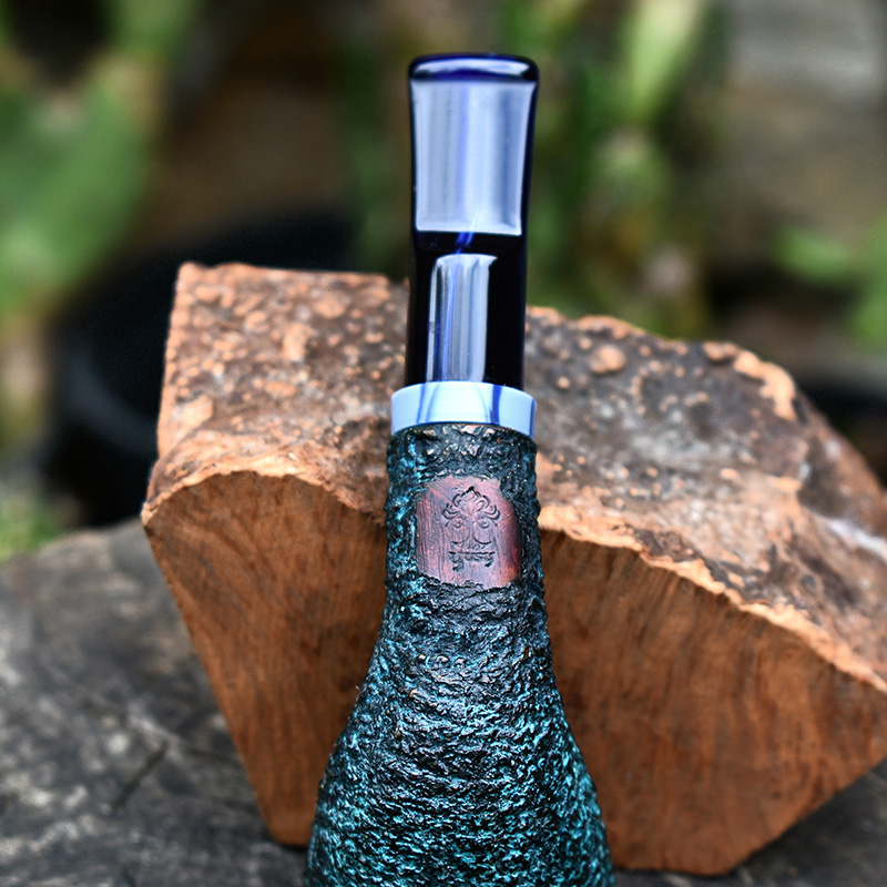 Pipa para tabaco artesanal Freehand Bent Dublin de brezo verde turquesa de Yusy Pipe Art