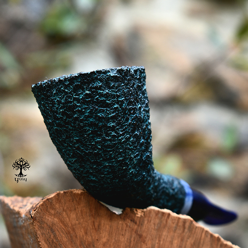 Pipa para tabaco artesanal Freehand Bent Dublin de brezo verde turquesa de Yusy Pipe Art