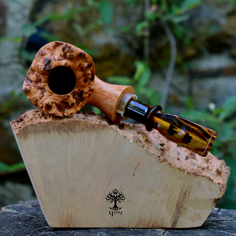 Pipa para tabaco freehand artesanal de Brezo con corona natural Urðr
