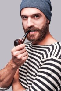 Hombre fumando pipa de tabaco yusy pipe art
