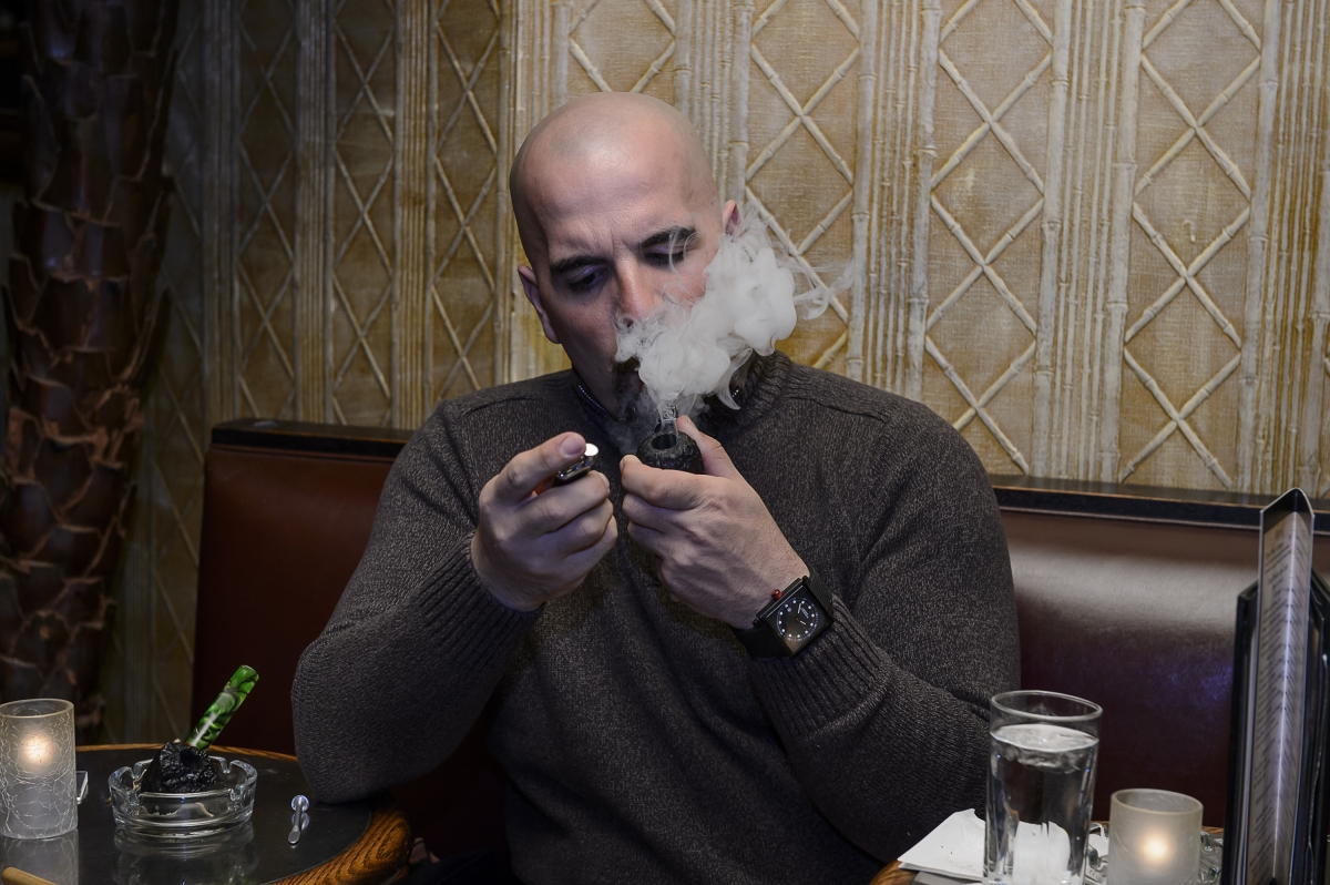 Hombre fumando pipa de tabaco yusy pipe art