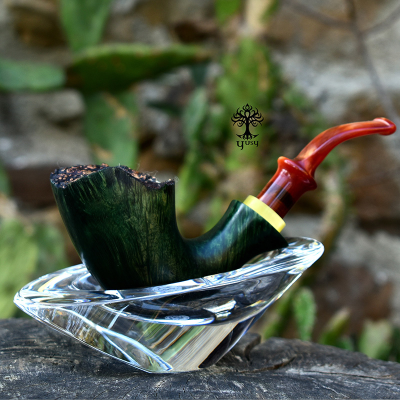 Pipa para tabaco Freehand artesanal de brezo verde contrast grain corona en plateau, boquilla acrílica naranja nacarado y anillo amarillo lima nacarado