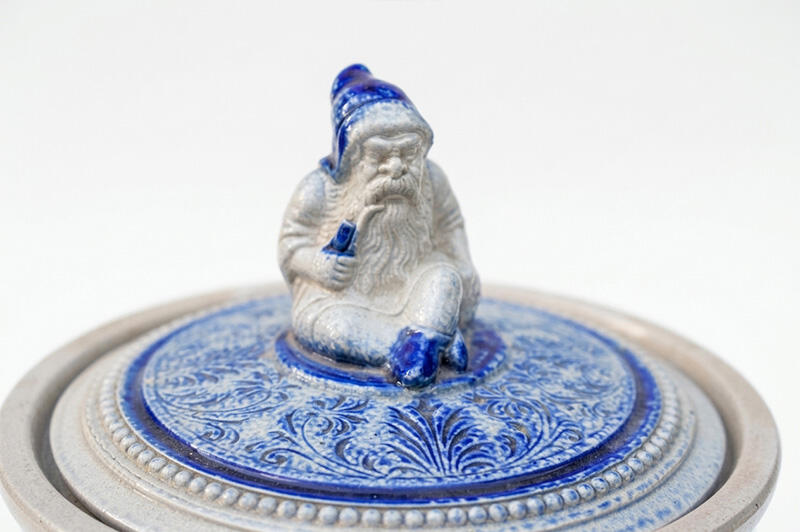 Antique Simon Peter Gerz 672 stoneware tobacco jar from the Westerwald, c.1880–1900, with cobalt-blue relief decoration and original Zwerg lid finial.