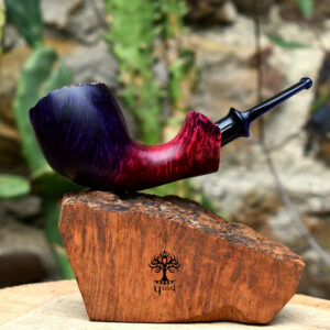 Purple Rose Freehand artisan pipe by Yusy Pipe Art featuring contrast grain, a natural plateau crown and a pearlescent blue acrylic stem.