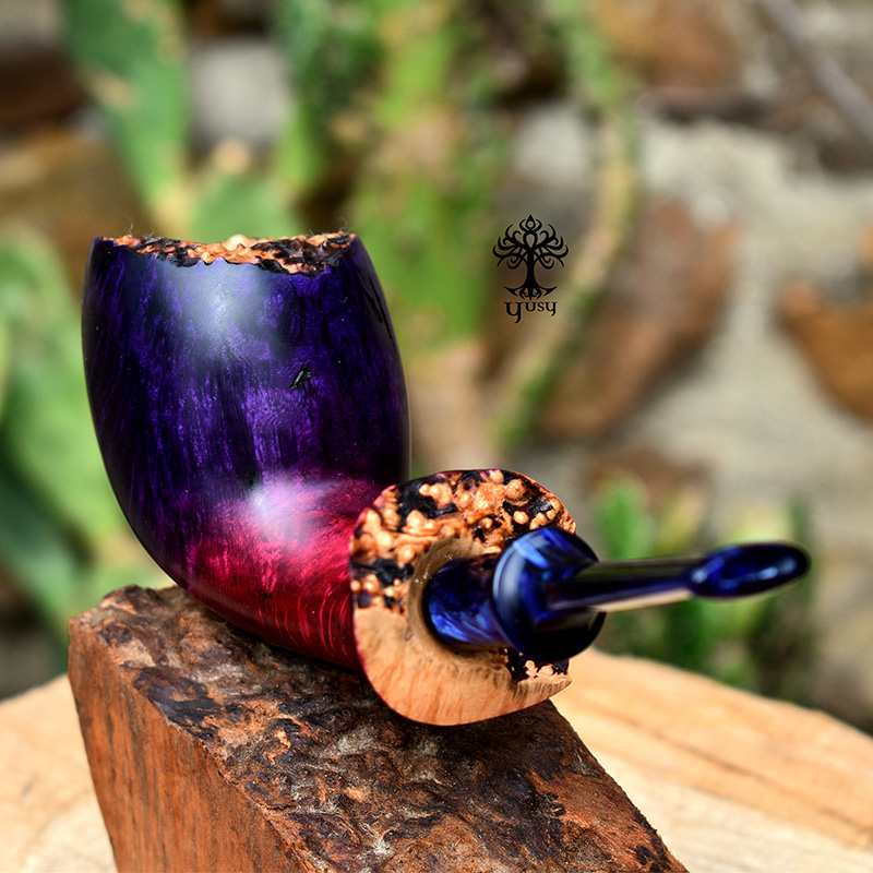 Purple Rose Freehand artisan pipe by Yusy Pipe Art featuring contrast grain, a natural plateau crown and a pearlescent blue acrylic stem.