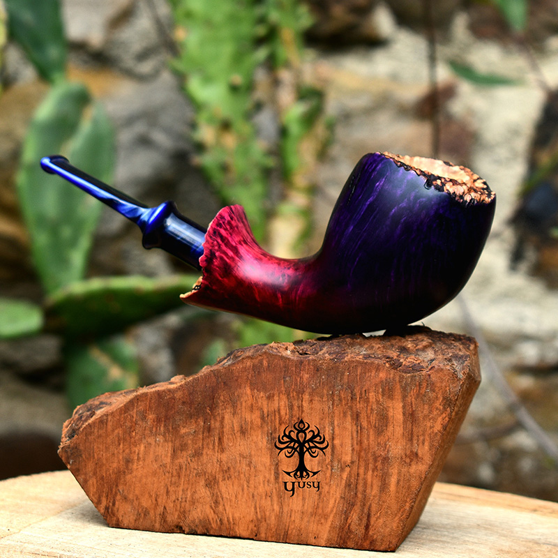 Purple Rose Freehand artisan pipe by Yusy Pipe Art featuring contrast grain, a natural plateau crown and a pearlescent blue acrylic stem.