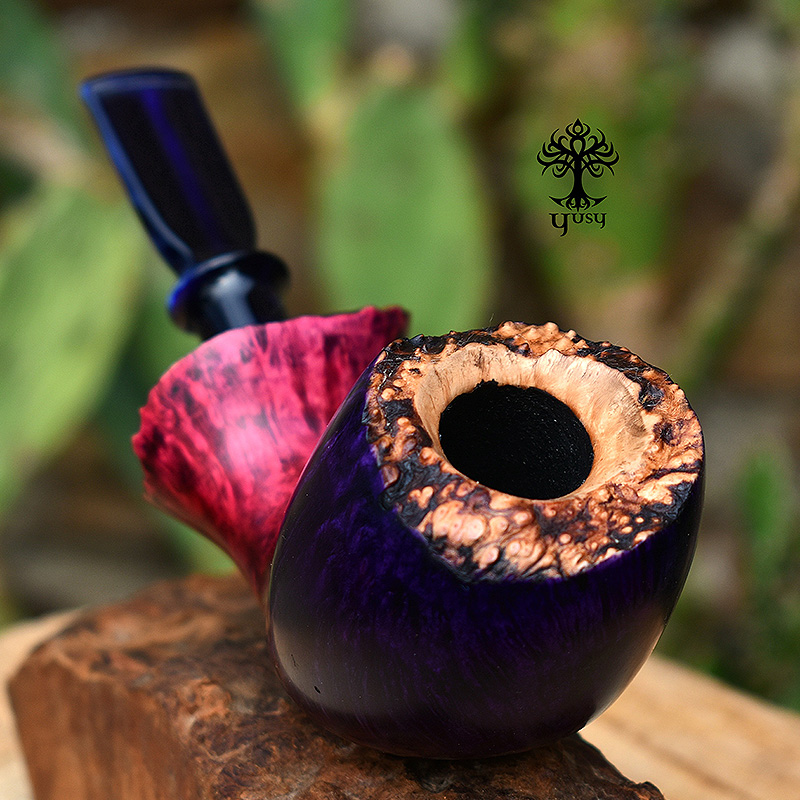 Purple Rose Freehand artisan pipe by Yusy Pipe Art featuring contrast grain, a natural plateau crown and a pearlescent blue acrylic stem.