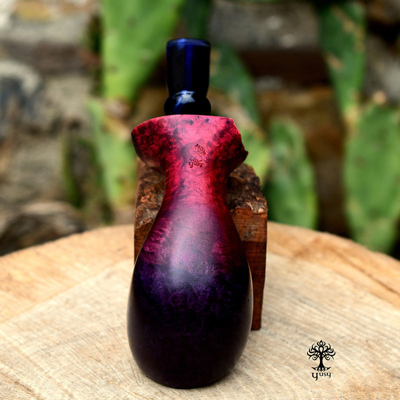 Purple Rose Freehand artisan pipe by Yusy Pipe Art featuring contrast grain, a natural plateau crown and a pearlescent blue acrylic stem.