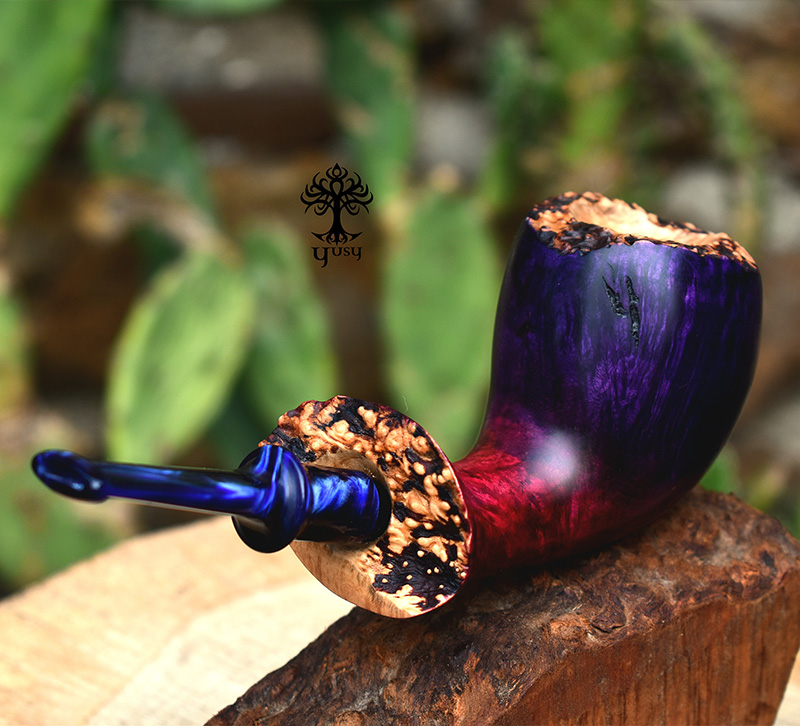 Purple Rose Freehand artisan pipe by Yusy Pipe Art featuring contrast grain, a natural plateau crown and a pearlescent blue acrylic stem.