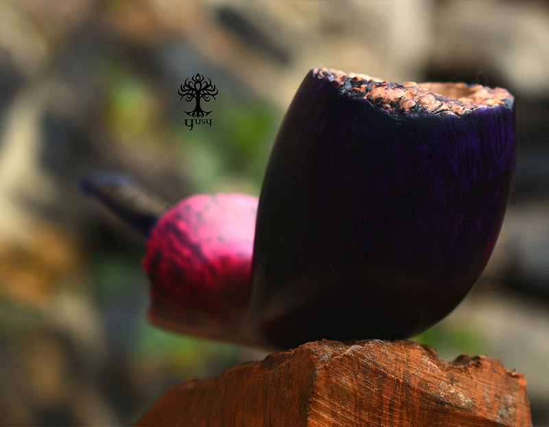 Purple Rose Freehand artisan pipe by Yusy Pipe Art featuring contrast grain, a natural plateau crown and a pearlescent blue acrylic stem.