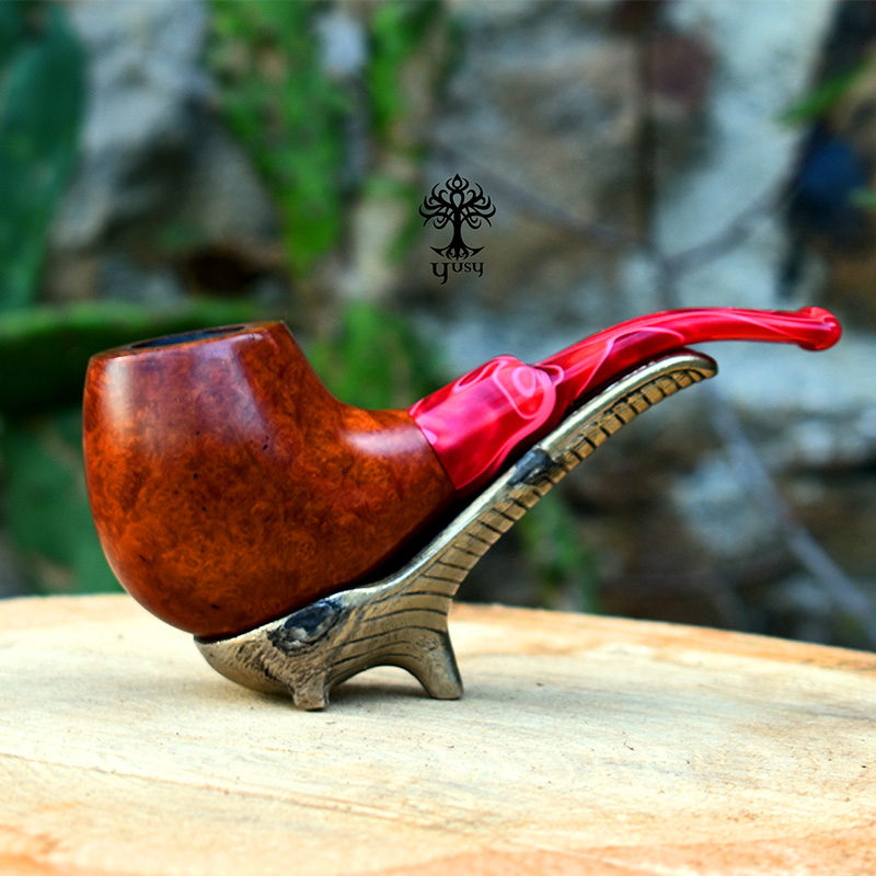 Pipa artesanal de brezo natural con veta visible y boquilla acrílica roja y blanca efecto lava de Yusy Pipe Art.