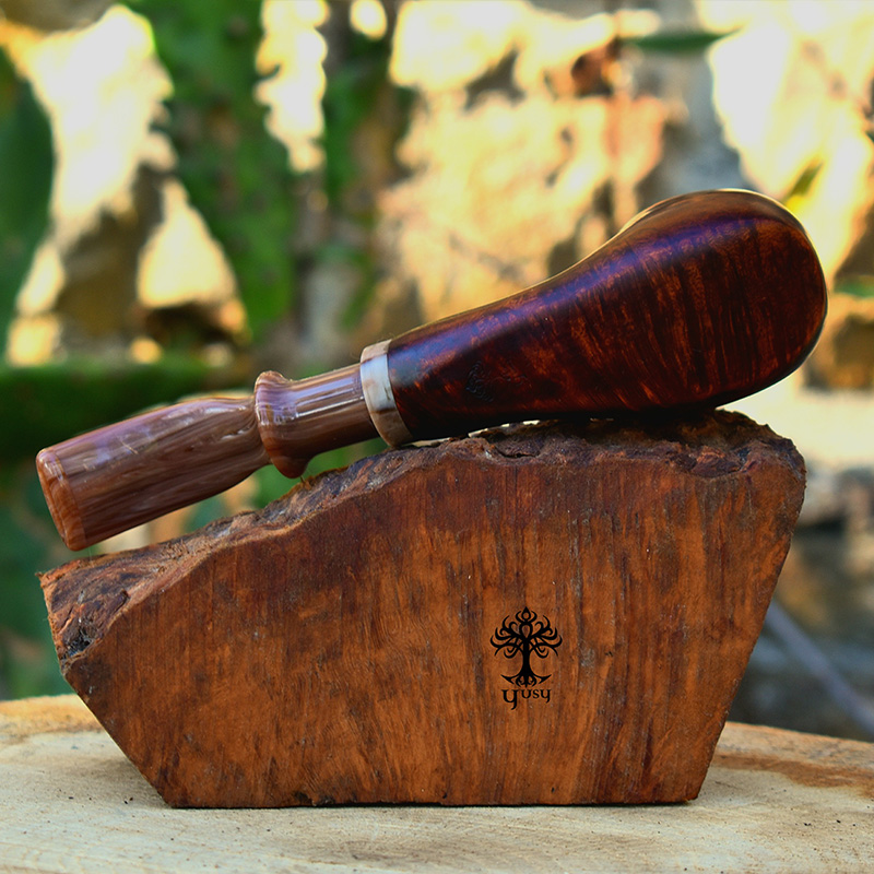 Pipa para tabaco Freehand Sitter elaborada por Yusy Pipe At en brezo color marrón