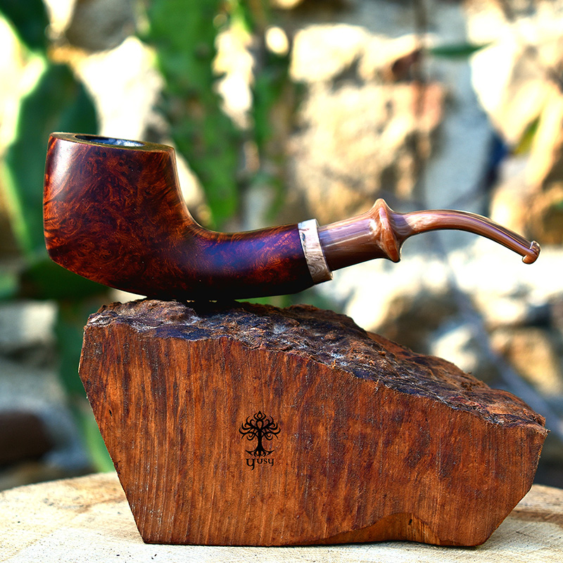 Pipa para tabaco Freehand Sitter elaborada por Yusy Pipe At en brezo color marrón