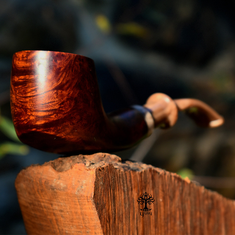 Pipa para tabaco Freehand Sitter elaborada por Yusy Pipe At en brezo color marrón